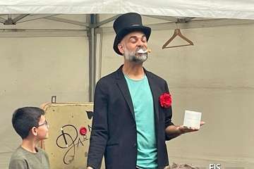 Don Garabato sortea la lluvia para hacer reír a los niños de Telde/FJS Fotografía.